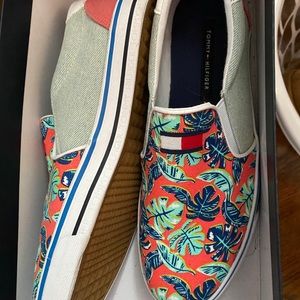 Tommy H Flower Design Shoes 8.5